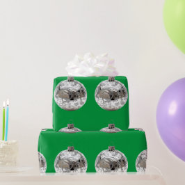 Papel De Presente Enfeites prateados em papel de enrolamento verde