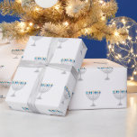 Papel De Presente Engraçado Hanukkah menorah e velas<br><div class="desc">Imagem engraçada de Hanukkah,  personagens de velas bonitas sentados em Hanukkah menorah</div>