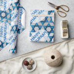 Papel De Presente Estrela Azul de David Pattern / Feliz Hanukkah<br><div class="desc">Uma estrela judia de padrão David em tons de azul com um fundo de cinza pálido com texto que diz, "Feliz Chanucá" decora este papel de embrulho. Esta é parte de um conjunto de material de embalagem de presente que inclui também papel de tecidos, 2 tamanhos diferentes de fita, sacos...</div>
