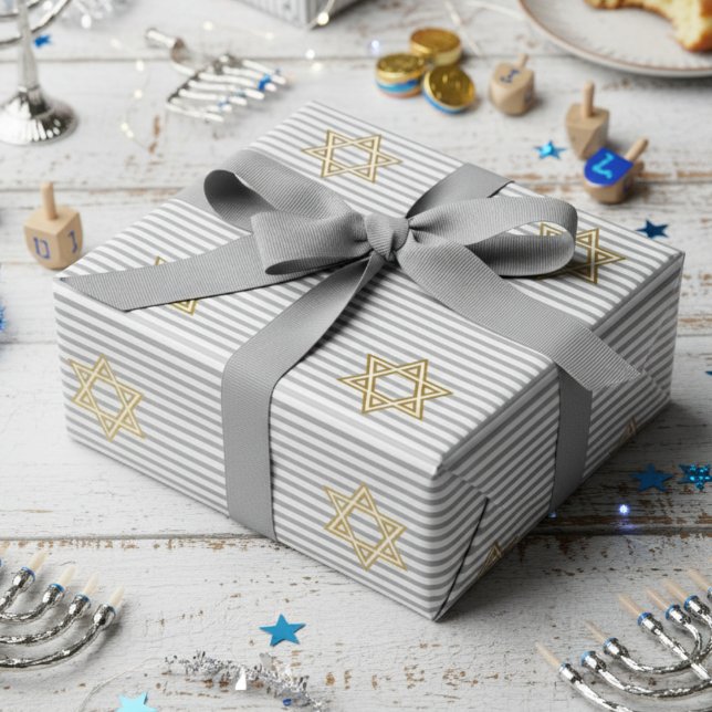 Papel De Presente Estrela de Davi Dourada Clássica Listrada Prata Ju (Chic Jewish Star of David Striped Light Silver & White Pattern for Hanukkah, Bar Mitzvah, Mazel Tov)