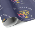 Papel De Presente Estrela de David Menorah Dreidel Bênção | Chanukah<br><div class="desc">Na moda, elegante HANUKKAH BLESSINGS Wrapping Paper. Design mostra um MENORAH dourado com uma ESTRELA multicolorido DE DAVID e cinza prateada DREIDEL. No topo há um texto curvo que diz BARUCH ATAH, ADONAI (Abençoado seja você, Ó Deus) e abaixo do texto lê-se HANUKKAH BLESSINGS. A cor de fundo é azul...</div>