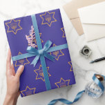 Papel De Presente Estrela de Hanukkah Chanukah de David Menorah Dour<br><div class="desc">Enrole seus presentes de Chanucá em estilo com nossa estrela de David Menorah Dourado Blue Happy Hanukkah no papel de embrulho! Este papel de embrulho é como um abraço festivo para seus presentes, adornada com a elegante Estrela de David e uma menorah dourada. É a maneira perfeita de fazer seus...</div>