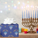 Papel De Presente Estrela Dourada de Hanukkah de David Menorah White<br><div class="desc">Elevem seu Chanucá dando nossa Estrela dourada de David, Menorah azul e branca em papel azul de embrulho. Este papel de embrulho é perfeito para adicionar um toque de elegância e tradição aos presentes de Chanucá. Torne seus presentes realmente especiais este ano com este belo papel de embrulho. Feliz Hanukkah!...</div>