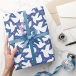 Papel De Presente Estrela Feliz de Hanukkah de David Dove White Blue<br><div class="desc">Prepare-se para iluminar suas comemorações de Chanucá com nosso papel de embrulho Feliz Chanucá com flocos de neve,  Estrela de David e Dove. Este papel de embrulho adiciona um toque especial aos presentes de Chanucá. Enrole seu amor e seus desejos calorosos com este belo papel de embrulho. Feliz Hanukkah!</div>