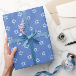 Papel De Presente Estrela Feliz de Hanukkah de David White Blue<br><div class="desc">Prepare-se para iluminar suas comemorações de Chanucá com nosso papel de embrulho branco e azul Estrela de David. Este papel de embrulho adiciona um toque especial aos presentes de Chanucá. Enrole seu amor e seus desejos calorosos com este belo papel de embrulho. Feliz Hanukkah!</div>