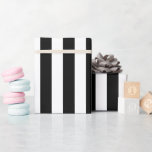 Papel De Presente Faixa branca e negra elegante<br><div class="desc">Simples papel de embrulho preto e branco - perfeito para casamentos elegantes,  chás de panela e aniversários de temas franceses.</div>