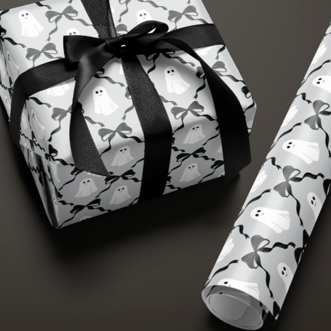 Papel De Presente Fantasmas bonitos e Arcos Pretos no Dia das Cinzas (pale gray Halloween gift wrapping paper with a cute smiling ghost and black bow diamonds)