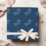 Papel De Presente Favor de casamento Sr & Sra Cor Sólida Azul-Navy<br><div class="desc">Uma cor ousada com fontes chiques torna uma peça de destaque para os brindes da recepção. Os itens são mais fáceis de personalizar quando você substitui todo o texto e as fotos primeiro. Se sua arte ainda precisar ser ajustada, clique no botão Personalizar Isto. Isso o levará a uma área...</div>