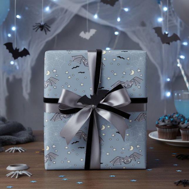 Papel De Presente Feliz Dia das Bruxas de Gatos Azuis Adoráveis (Spooky Blue Cute Bats Halloween Pattern for Kids Halloween Party Wrapping Paper. Stars, Moon & Webs)