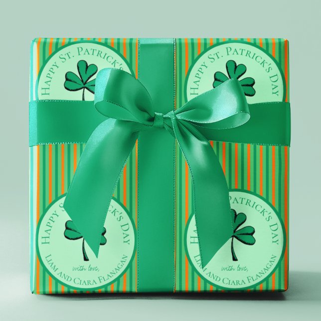 Papel De Presente Feliz Dia de São Patrício Verde e Crianças Laranja (Happy St. Patrick's Day Green and Orange Stripes with Good Luck Green Clover and Editable Text.)