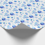Papel De Presente Feliz Festa de Chanucá Belo Decoração Azul<br><div class="desc">Feliz Festa de Chanucá Belo Decoração Azul, Feriado Judaico, Papel De Molho. Antecedentes judaicos Holiday Hanukkah com símbolos tradicionais Chanukah - sonhos de madeira (rodando), rosquinhas, menorah de ouro, velas, estrela de David e padrão de papel de parede azul brilhante. Decoração de Eventos do Festival de Chanucá. Jerusalém, Israel. Artesanatos...</div>