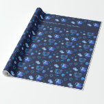 Papel De Presente Feliz Festa de Chanucá Belo Decoração Azul<br><div class="desc">Feliz Festa de Chanucá Belo Decoração Azul, Feriado Judaico, Papel De Molho. Antecedentes judaicos Holiday Hanukkah com símbolos tradicionais Chanukah - sonhos de madeira (rodando), rosquinhas, menorah de ouro, velas, estrela de David e padrão de papel de parede azul brilhante. Decoração de Eventos do Festival de Chanucá. Jerusalém, Israel. Artesanatos...</div>