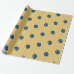 Papel De Presente Feliz Hanukkah Blue Dreidels no Ouro Elegante<br><div class="desc">Feliz Hanukkah. Esta design representa belos sonhos azuis em um ouro elegante celebrando o feriado histórico de Chanucá. É o papel perfeito para Chanucá,  Chanukah,  ou outras ocasiões especiais.</div>