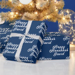 Papel De Presente Feliz Hanukkah Nome Azul Branco Simples Menorah<br><div class="desc">Hanukkah personalizado,  feliz,  menorah,  nome,  moderno,  elegante,  azul e branco,  papel de embrulho. Perfeito para ela,  ele.</div>