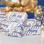 Papel De Presente Feliz manuscrito branco Chanucá e azul marinho ele<br><div class="desc">Feliz marinho de Hanukkah,  azul e branco,  Jewish Holiday elegant script Wrapping Paper. Padrão de tipografia do script azul-marinho escuro na cor de fundo branca.</div>