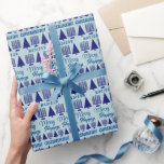 Papel De Presente Feliz Marinho Interreligioso Nome Chrismukkah<br><div class="desc">Personalize este tipo de papel de embrulho Chrismukkah adicionando o nome do seu filho à árvore de Natal azul marinho e ao padrão de Chrismukkah Menorah e crie algo muito especial para debaixo da árvore. Concebido para famílias inter-religiosas que celebram feriados cristãos e judeus, este papel de embrulho bonito com...</div>