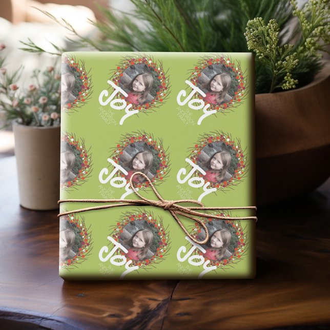 Papel De Presente Feriado Berry Wreath com alegria e família persona (Personalized Photo Wrapping Paper)