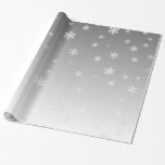 Papel De Presente Flocos de neve brancos na prata<br><div class="desc">Flocos de neve brancos do divertimento e das características festivas do papel de envolvimento em um fundo cinzento prateado do inclinação.</div>