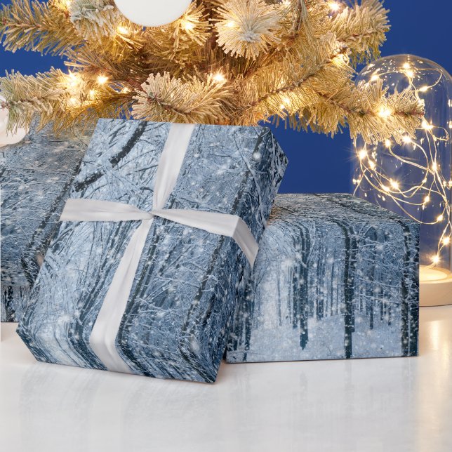 Papel De Presente Flocos de neve de Natal através das árvores que em (Feriados)