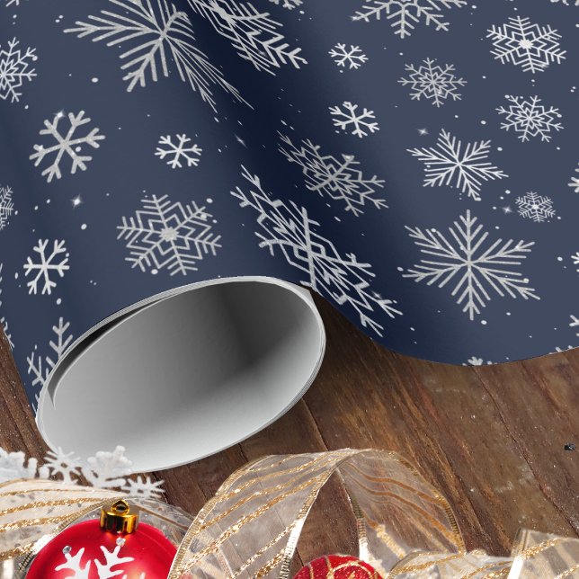 Papel De Presente Flocos de neve prateados elegantes no Natal Azul (Wrap the magic of the season with our elegant dark blue paper and shimmering silver snowflakes.)