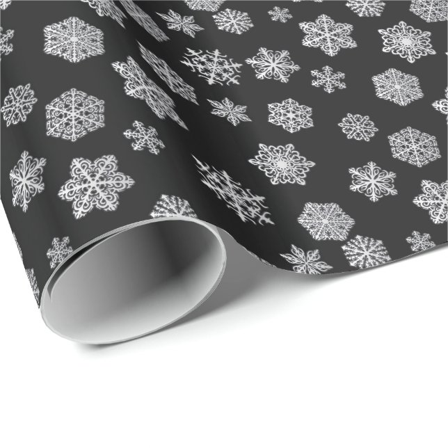 Papel De Presente Flocos de neve prateados em um fundo preto (Ponta do rolo)
