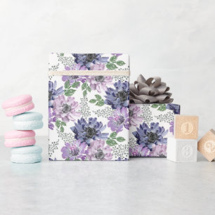 Papel De Presente Flores azuis e lilás em um fundo branco.