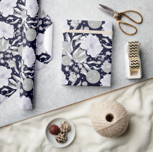 Papel De Presente Flores brancas de pénia em azul escuro.