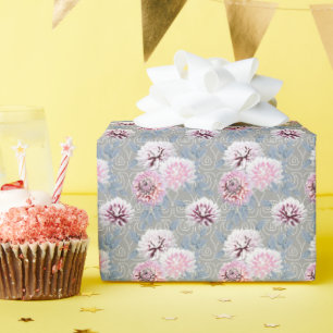 Papel De Presente Flores brancas e rosadas sobre cinza.