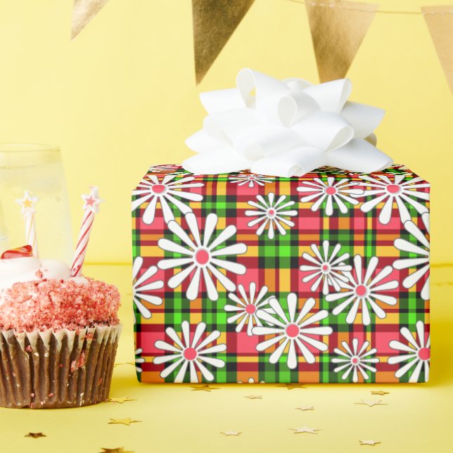Papel De Presente Flores brancas margaridas em um fundo vermelho ver (Festa de aniversário)