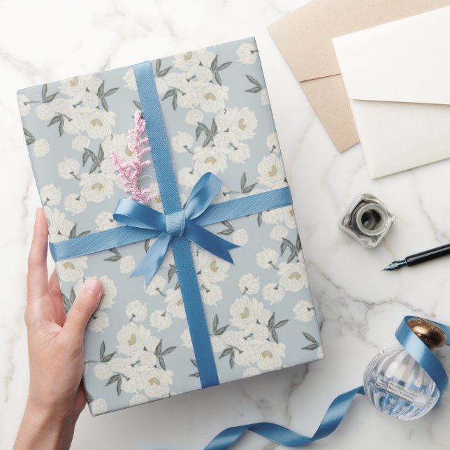 Papel De Presente Flores de Peônia Creme em Fundo Azul Claro (Presentear)