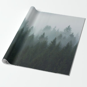 Papel De Presente Floresta na neblina matinal na montanha. Spruce