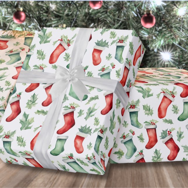 Papel De Presente Florestas Vermelhos Festivas Natal (Traditional Festive Red Green Stockings Christmas Wrapping Paper)