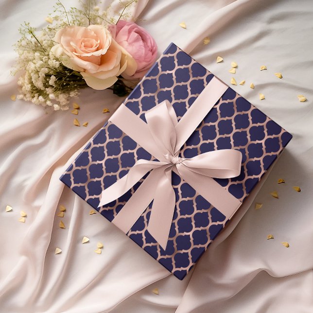 Papel De Presente Folha Rosa Gold Faux e folha de Marinho azul (Faux Rose Gold Foil and Navy Blue Quatrefoil Wrapping Paper)