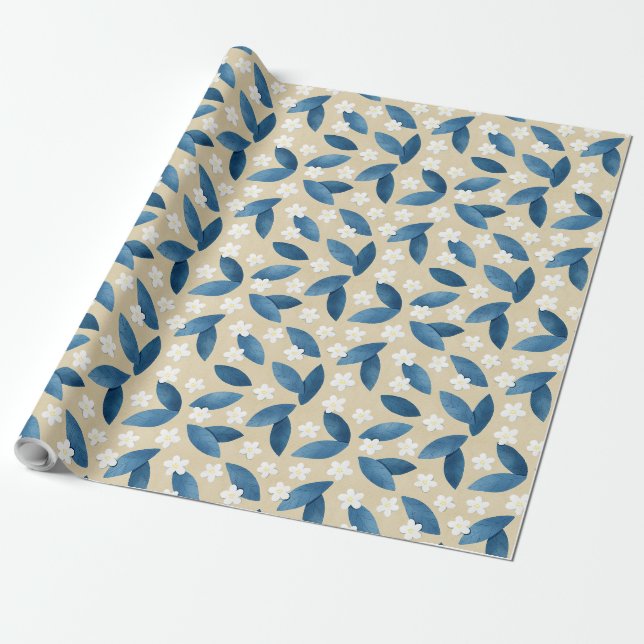 Papel De Presente Folhas Azuis e Flores Brancas em Fundo bege (Desenrolado)