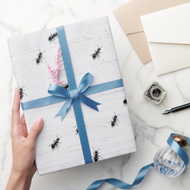 Papel De Presente Formigas Pretas em Madeira Branca (Presentear)