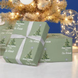 Papel De Presente Foto da família Sage Green Felry Christmas<br><div class="desc">Con un elegante fondo verde sabio adornado con árboles de Navidad y delicados copos de nieve en caída, este periódic o de envolvimiento festivo lleva el más sincero mensaje "Feliz Navidad". También ofrece la opción de personel nombre de la familia, lo que la convierte en una elección ideal para los...</div>