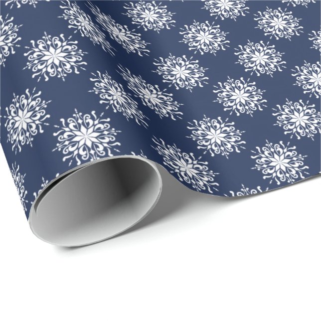 Papel De Presente Frosty Snowflake Design on a Midnight Blue Sky (Ponta do rolo)