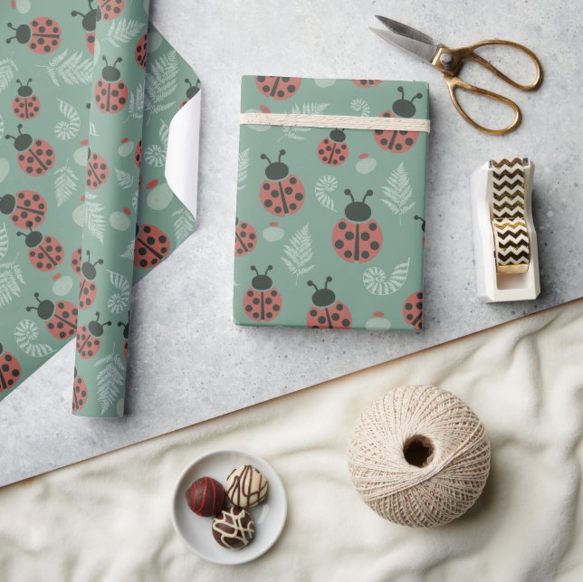 Papel De Presente Fundo Verde de Ladybugs (Artesanato)