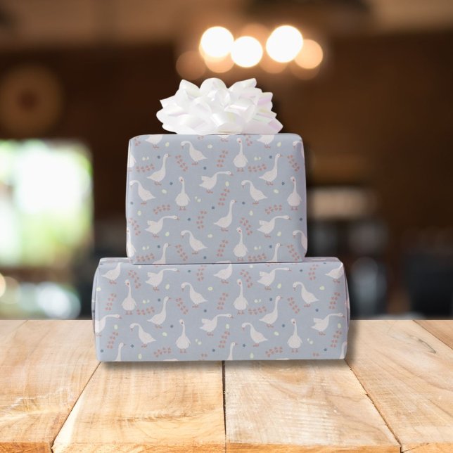 Papel De Presente Gansos Fofos e Padrão de Pegada em Azul Pastel (Criador carregado)