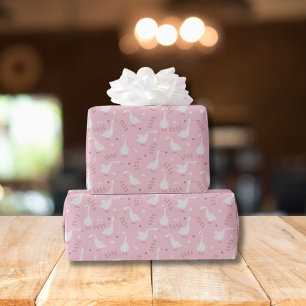 Papel De Presente Gansos Fofos e Padrão de Pegada em Rosa Pastel