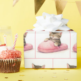 Papel De Presente Gatinho Listrado Dormindo em uma Chinela Rosa