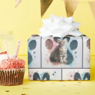 Papel De Presente Gatinho Listrado em uma Impressão de Pata em Aquar