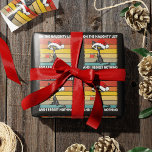 Papel De Presente Gato de Natal rabugento na lista travessa<br><div class="desc">Este gato de Natal rabugento está na lista de Papais noeis e orgulhoso! Este gráfico sazonal engraçado adiciona um toque bonito ao seu decoro natal de férias. Também faz um excelente de presentes de Natal para crianças e amantes de gatos!</div>