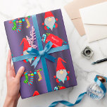 Papel De Presente Gnomos Cons Roxo Natal<br><div class="desc">Um belo molho de Natal,  com um padrão de pequenos gnomos de Natal em chapéus vermelhos num fundo roxo. Estão rodeados por meias de Natal coloridas e riscadas e saudações de 'Feliz Natal'.</div>