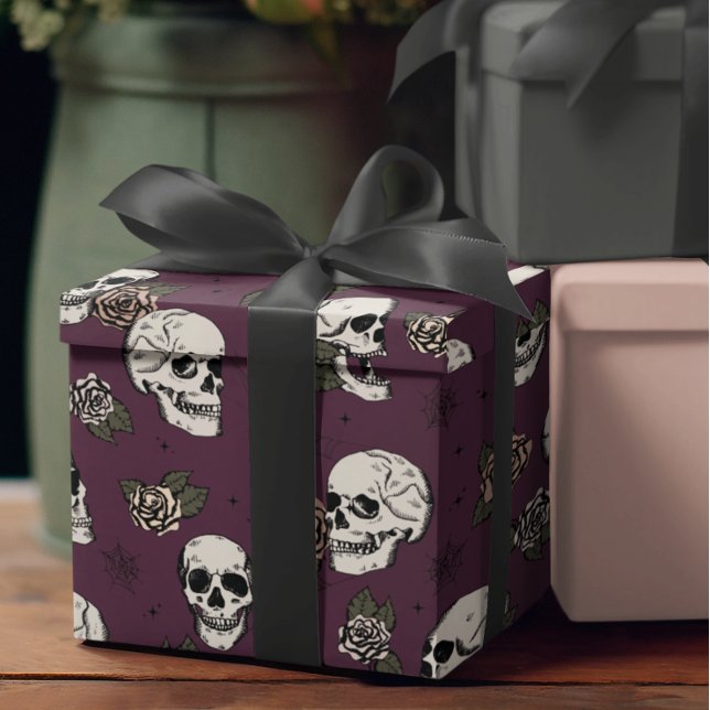 Papel De Presente Gótico Purple Skull and Floween Halloween (Gothic Floral Skulls Pattern Wrapping Paper. Hand-Drawn Skulls, Roses & Webs on a Purple Background)