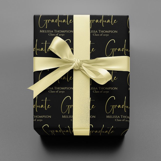 Papel De Presente Graduação em Script de Caligrafia Dourada Moderna  (Modern gold calligraphy “Graduate” script on black minimalist graduation gift wrap design.)