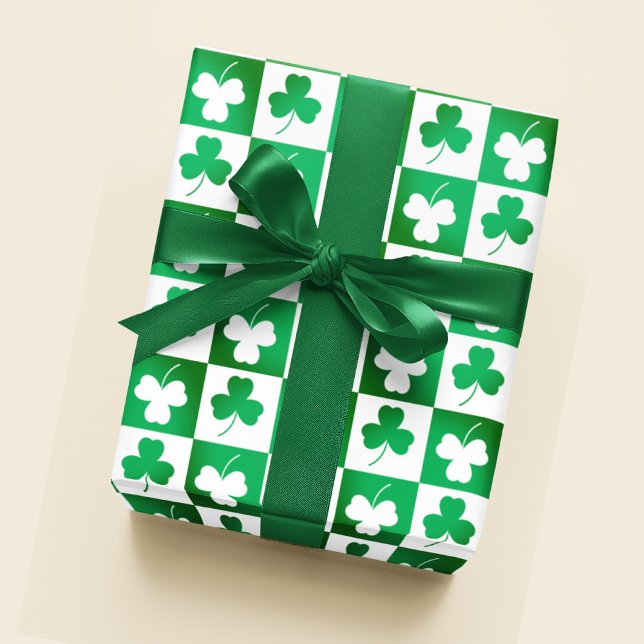 Papel De Presente Green Shamrock Clover no Checkerboard Irish Party (Criador carregado)