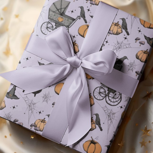 Papel De Presente Halloween de Carruagem de Bebê Púrpura do Pastel G (Purple Spooky yet Elegant Victorian Baby Carriage Halloween Wrapping Paper. Hand-Drawn in Black Ink.)