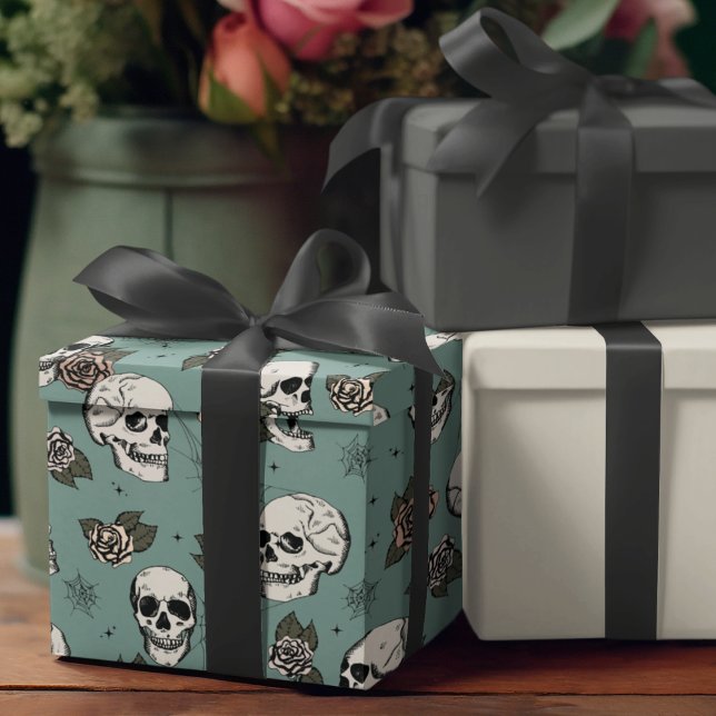 Papel De Presente Halloween do gótico Verde e Flores (Gothic Floral Skulls Pattern Wrapping Paper. Hand-Drawn Skulls, Roses, Webs on Eucalyptus Background)