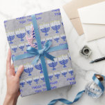 Papel De Presente Hanukkah Dark Blue Menorah Silver Personalizado<br><div class="desc">Elegante personalizou o papel de embrulho Feliz Chanucá com um fundo falso de tecido prateado. Menorahs azuis escuros com uma estrela branca de David motif apresentam seu texto personalizado. Visite minha loja para ver os materiais de plástico de presente, como etiquetas de presentes, sacos de presente, fita e papel de...</div>